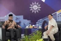 Menteri Pertahanan RI Prabowo Subianto meyambangi Ketua Umum PP Muhammadiyah Haedar Nashir. (Dok. Tim Media Prabowo Subianto)
