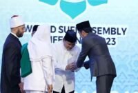 Presiden Joko Widodo (Jokowi) didampingi Menteri Pertahanan Prabowo Subianto membuka Muktamar Sufi Internasional 2023 di Sahid International Convention Center, Pekalongan, Jawa Tengah. (Instagram.com/@prabowo)