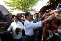 Menteri Pertahanan Prabowo Subianto mendampingi Presiden Joko Widodo (Jokowi) blusukan ke Pasar Grogolan, Pekalongan. (Dok. Tim Media Prabowo Subianto)