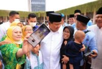 Ketua Umum Partai Gerindra Prabowo Subianto saat bersama Masyarakat. (Facbook.com/@Prabowo Subianto)
