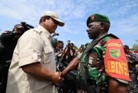 Menteri Pertahanan Prabowo Subianto menyerahkan 1.270 unit motor dinas untuk membantu tugas Babinsa di Papua. (Dok. Tim Media Prabowo Subianto)