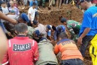 Proses evakuasi korban meninggal dunia yang tertimbun longsor di Kabupaten Padang Pariaman, Sumatra Barat. (Dok. BPBD Kabupaten Padang Pariaman.)