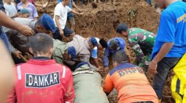 Proses evakuasi korban meninggal dunia yang tertimbun longsor di Kabupaten Padang Pariaman, Sumatra Barat. (Dok. BPBD Kabupaten Padang Pariaman.)