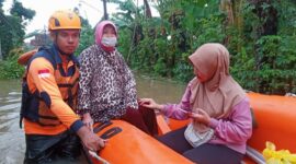 Tim gabungan mengevakuasi warga terdampak banjir di Kabupaten Jepara, Jawa Tengah. (Dok. BPBD Kabupaten Jepara)