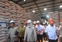 Komisi IV DPR RI bersama Kementerian Pertanian meninjau ketersediaan dan harga pangan di Pasar Johar serta Gudang Bulog Palebon, Semarang, Jawa Tengah. (Dok. Kementan)  